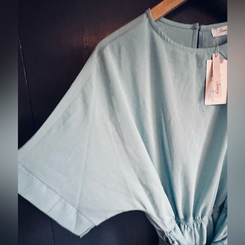 NWT. Sz MED. Pale Blue Foteisy short romper. rounded neck, batwing short sleeves - Picture 11 of 15
